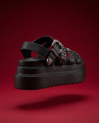 Sandalias negras con tachas y cadenas