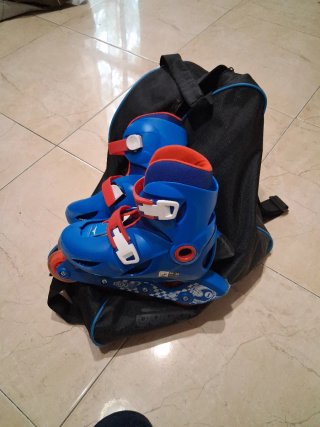 Patines en línea azules y rojos