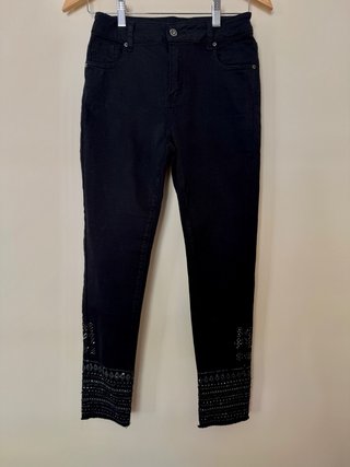 Pantalón vaquero pitillo negro con pedrería
