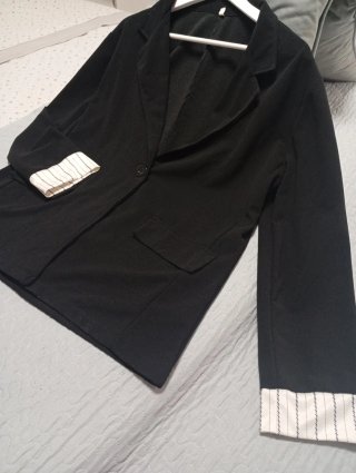 Elegante blazer negro con puños rayados