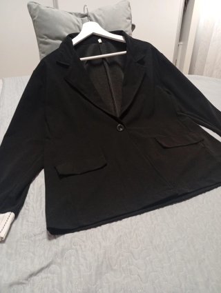 Elegante blazer negro con puños rayados