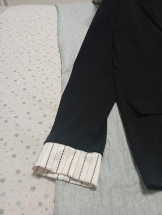 Elegante blazer negro con puños rayados