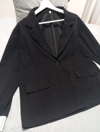 Elegante blazer negro con puños rayados