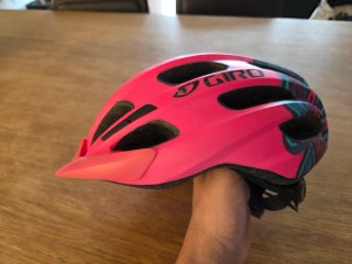 Casco Giro rosa niña