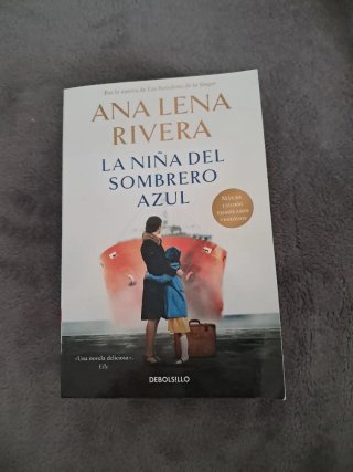 La niña del sombrero azul