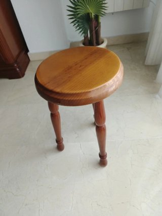 Banquito de madera antiguo