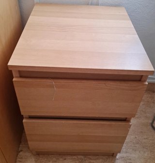 Mesa de noche de madera