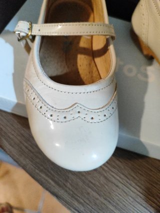 Zapatos charol beige talla 27