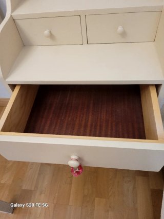 Mesita de noche de madera