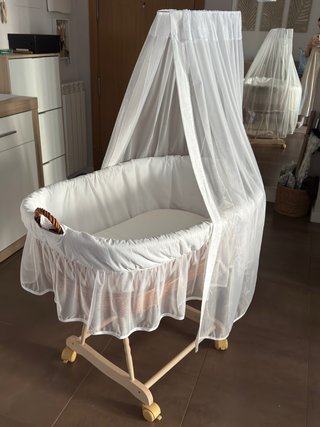 Precioso moisés XL de mimbre con ruedas