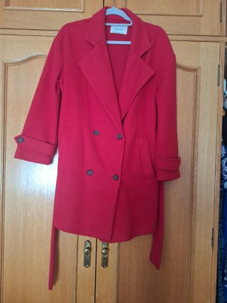 Abrigo rojo Stradivarius talla M