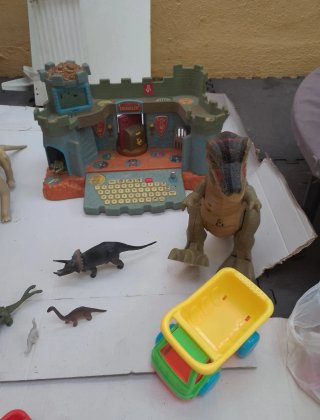 Lote de Juguetes de Dinosaurios y Vehículos