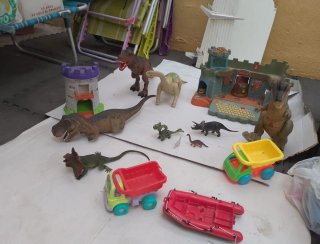 Lote de Juguetes de Dinosaurios y Vehículos