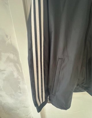 Chaqueta Adidas Negra con Bandas Blancas