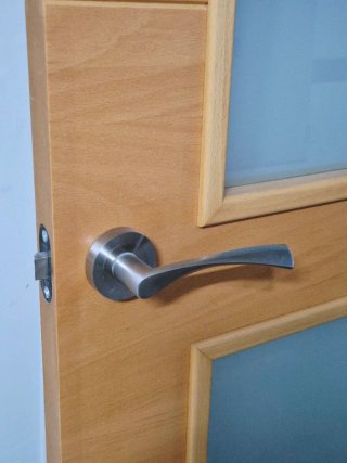 Puerta madera roble miel con cristal