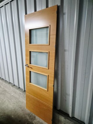 Puerta madera roble miel con cristal