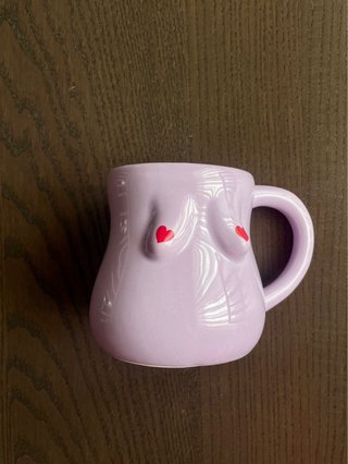 Taza de cerámica morada con corazones rojos