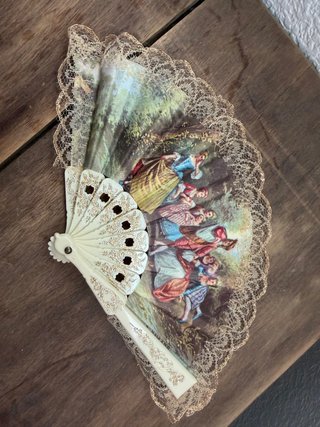 Abanico de encaje con escena pintada