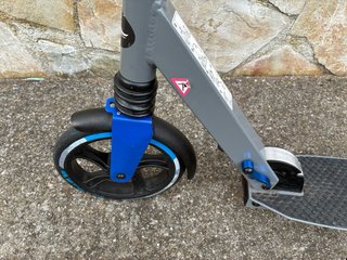 Patinete plegable gris y azul