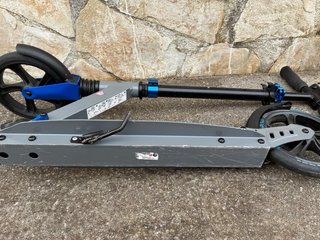Patinete plegable gris y azul