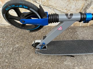 Patinete plegable gris y azul