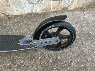 Patinete plegable gris y azul