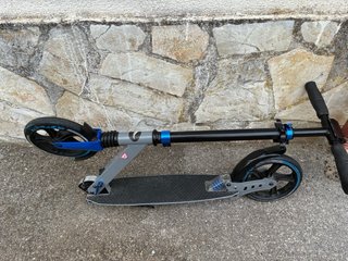 Patinete plegable gris y azul