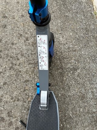 Patinete plegable gris y azul