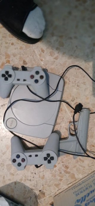 Consola PlayStation 1 (PS1) con accesorios