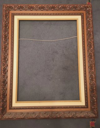 Marco de madera y metal decorado