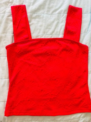 Topsito rojo con estampado floral