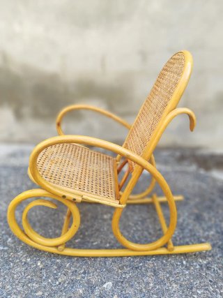 Mecedora infantil de mimbre y madera