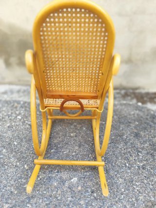 Mecedora infantil de mimbre y madera