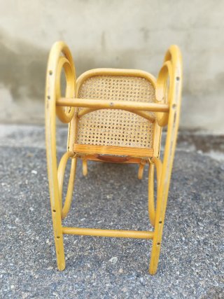 Mecedora infantil de mimbre y madera