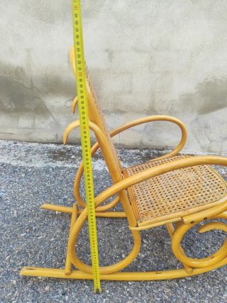 Mecedora infantil de mimbre y madera