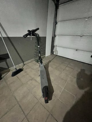 Patinete eléctrico gris
