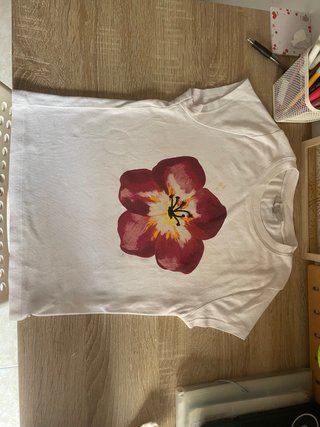 Camiseta Pull and Bear con flor