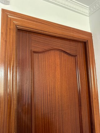 2 Puerta de madera interior con marco