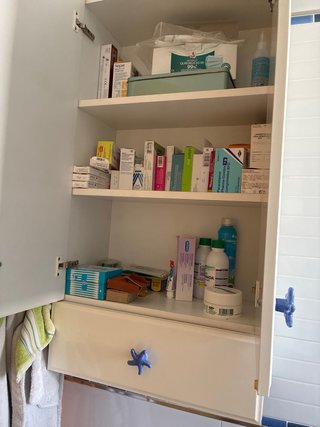 Mueble de baño de pared con tiradores de estrella