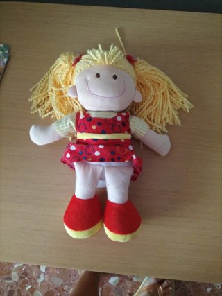 Muñeca de trapo con vestido rojo