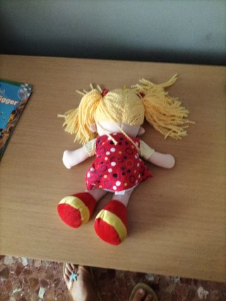 Muñeca de trapo con vestido rojo