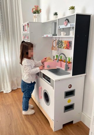 Cocinita de juguete en madera.