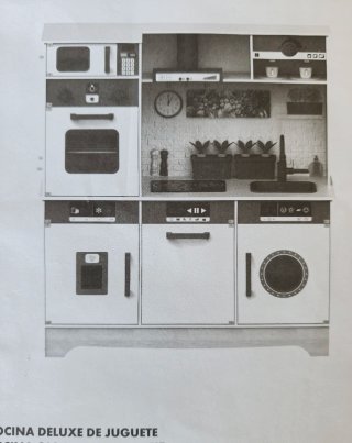 Cocinita de juguete en madera.