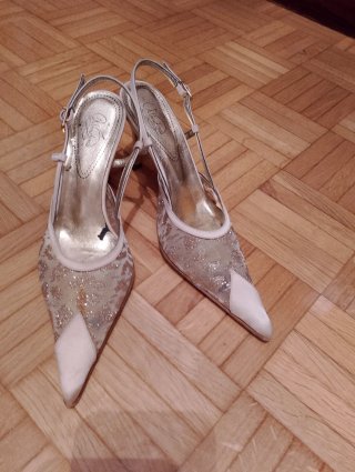 Zapatos de tacón elegantes dorados y plateados