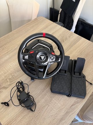 Volante Thrustmaster T128 con pedales.