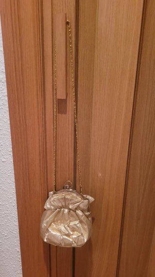 Bolso de mano dorado