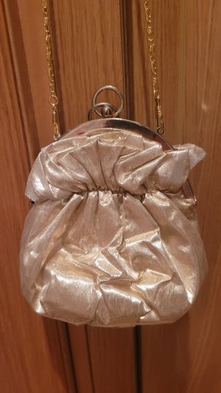 Bolso de mano dorado