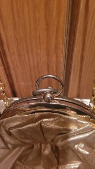 Bolso de mano dorado