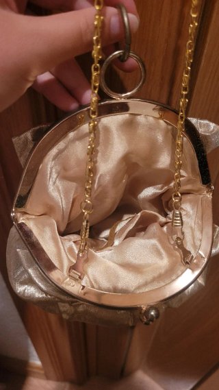 Bolso de mano dorado