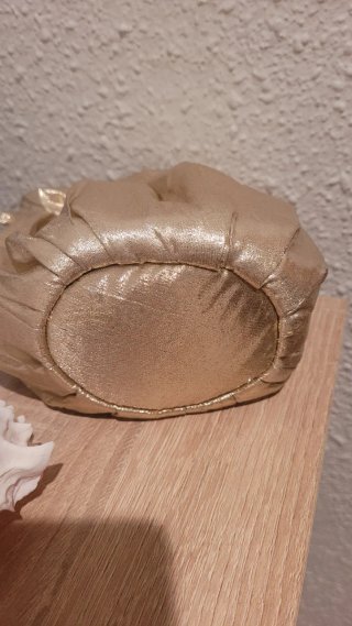 Bolso de mano dorado